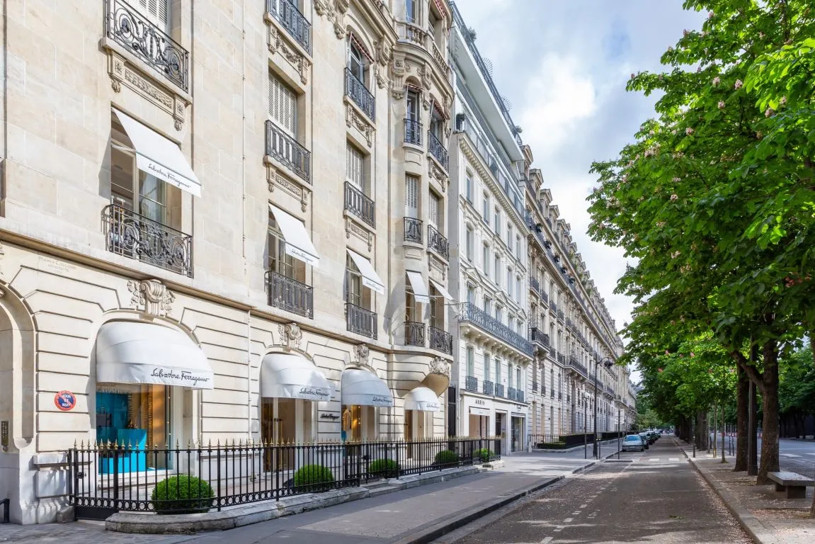 avenue-montaigne-paris-voiturier