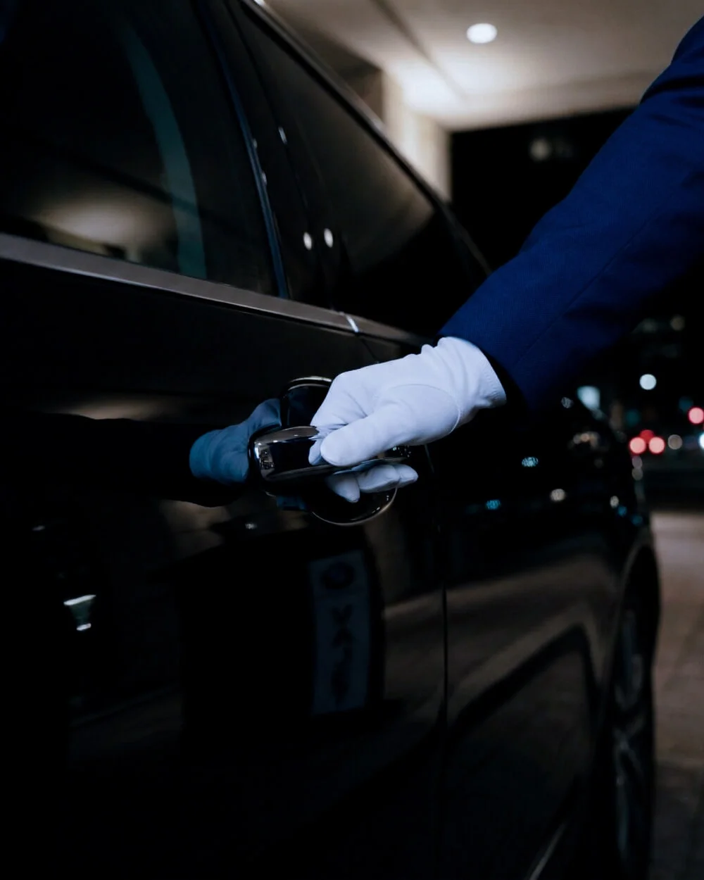 valet-voiturier ouvrant la porte le voiturier nice voiturier paris voiturier cannes voiturier lyon voiturier strasbourg voiturier marseille voiturier saint-tropez voiturier courchevel voiturier biarritz voiturier antibes voiturier porto-vecchio